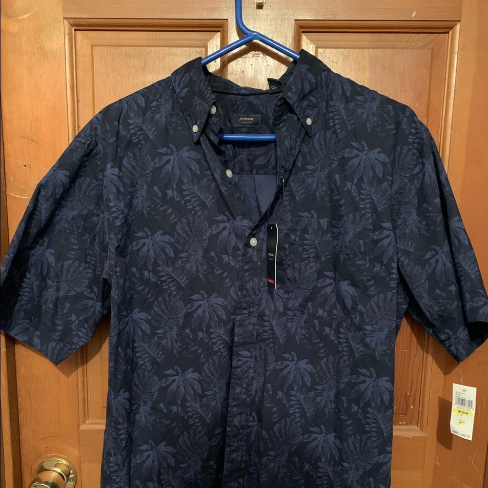 NWT men’s medium short sleeve button down shirt